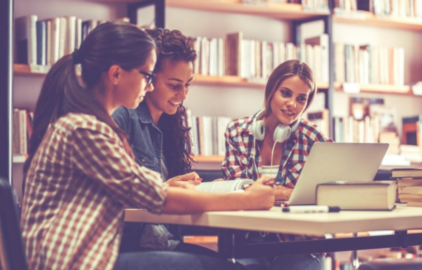 Workshop-Teilnehmer lernen gemeinsam praktische Fähigkeiten